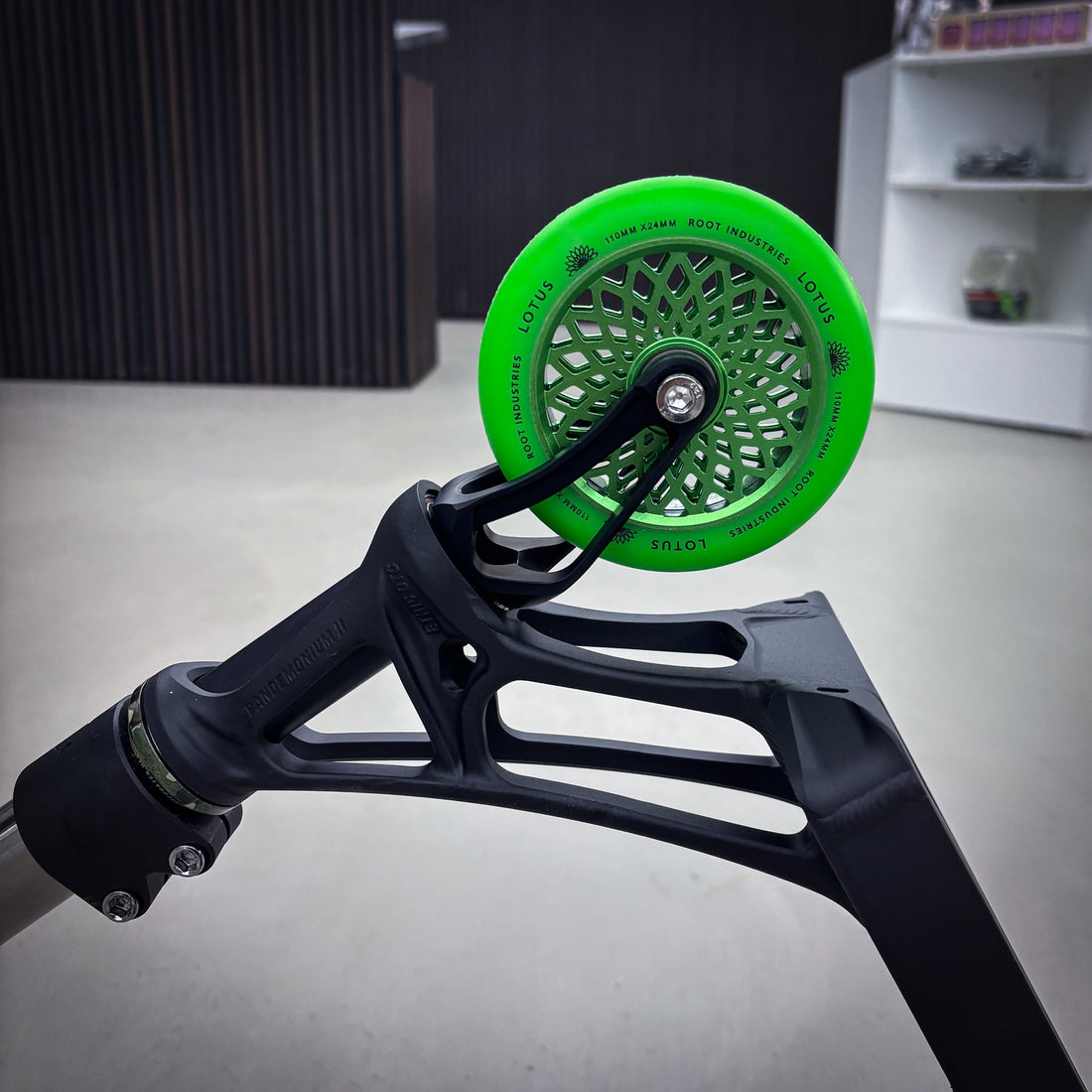 Striker Pandemonium Box Titan Green Custom Build - Black/Green/Silver-ScootWorld.dk