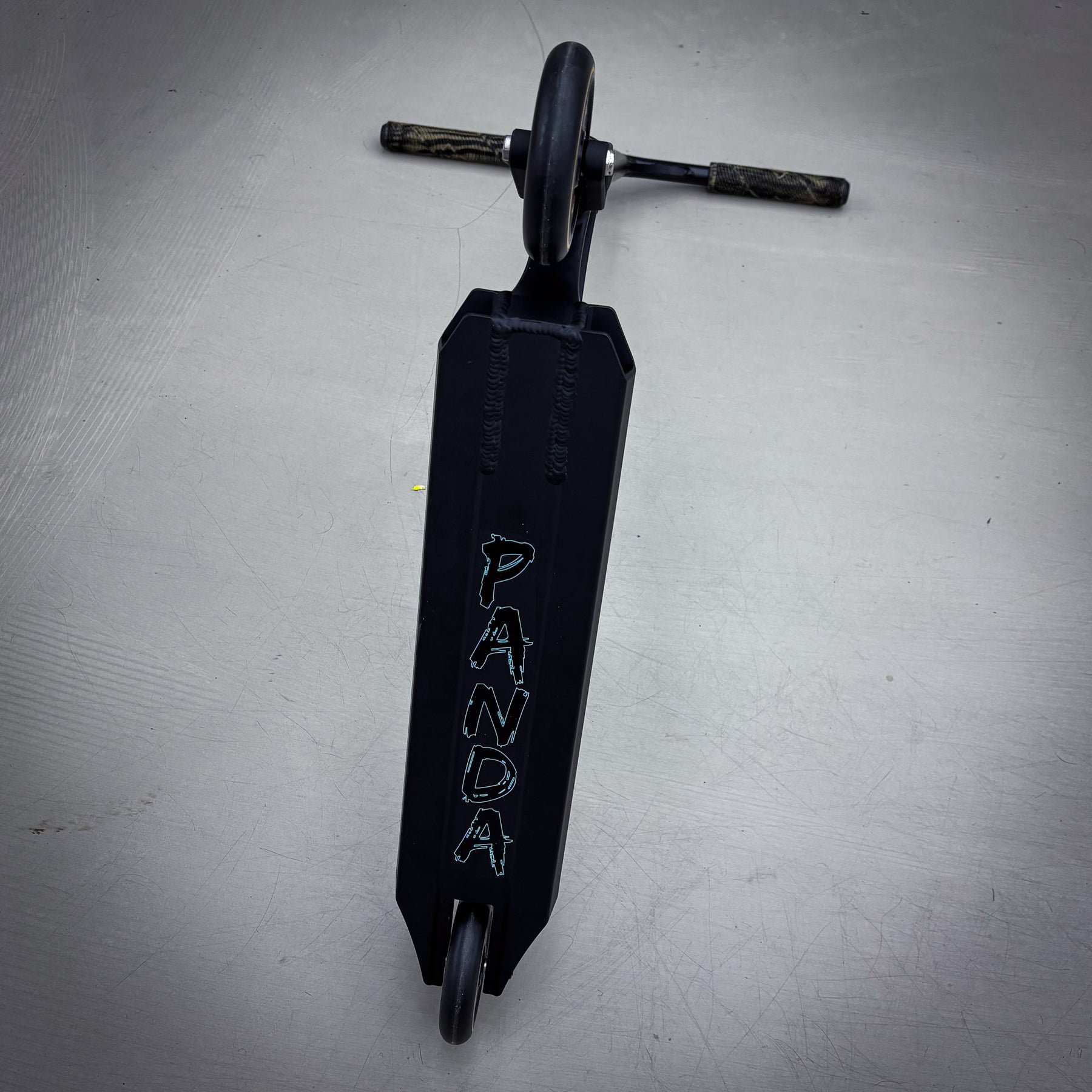 Striker Panda Custom Build - Black/Gold-ScootWorld.dk