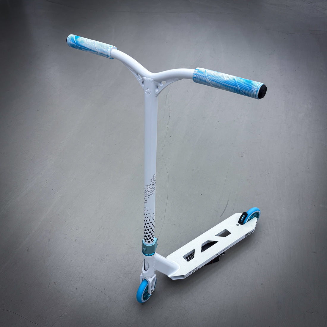 Striker Lux V2 White/Teal Custom Stuntstep - White/Teal