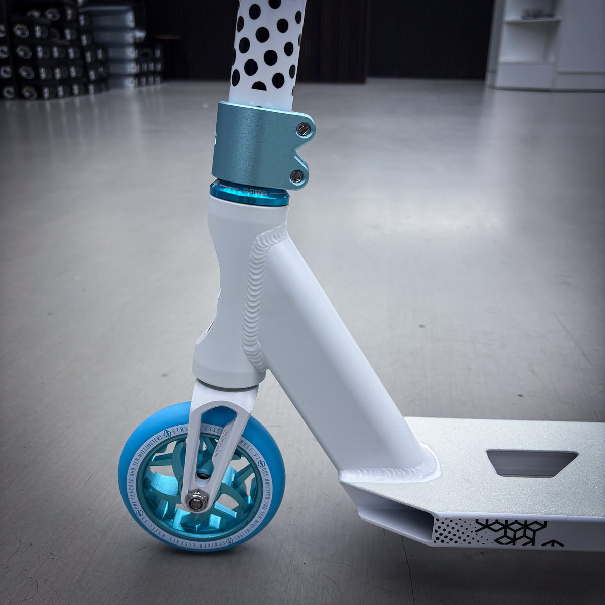 Striker Lux V2 White/Teal Custom Stuntstep - White/Teal